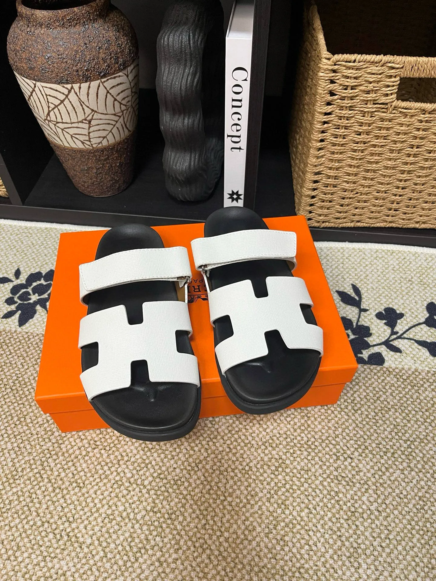 P300 Long-term stock Hermes men’s Kazimir slippers for couples - top quality woven calfskin functional sandals with intertwined uppers inspired by the “H” iconic pattern to create a casual look, perfect for summer. Imported cowhide + cowhide lining + TUP outsole Size: 35-46